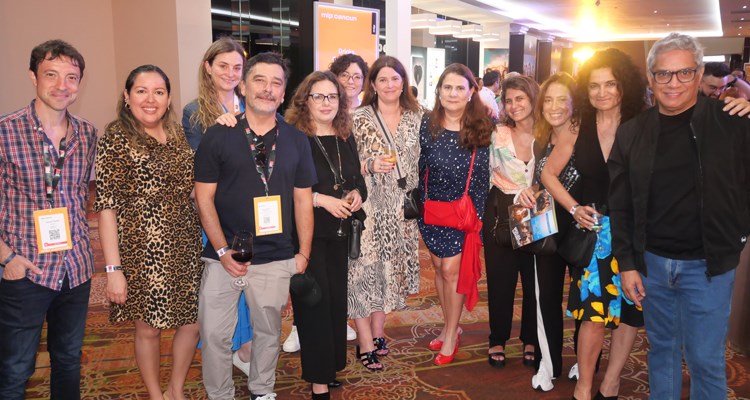 Los buyers latinos ya están a pleno en MipCancun: Daniel Padilla de OnePlay Uruguay, Maricarmen Hernández y José Navarro de TVN Panamá, Eulalia Euguren de Teleamazonas Ecuador, Carmen Gloria Román de Canal 13 Chile, Cecilia Presto y Patricia Daujotas de Canal 10 Uruguay, Moira McNamara de Ledafilms, Maria Campi de Dorimedia, Cecilia Gómez de Tondero Perú, Leonardo Arangibel de Disney Latin America